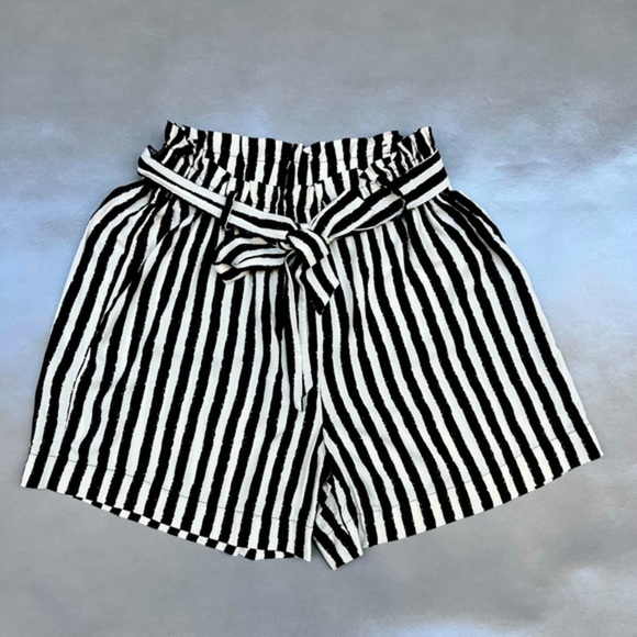 Jules & Leopold Paper Bag Waist Shorts - Picture 1 of 3